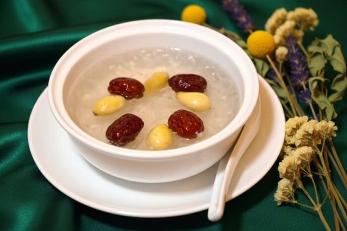 Yến chưng táo đỏ là 1 trong những món yến chưng bồi bổ cho mẹ bầu phổ biến